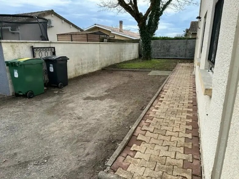 Local d’activités dans Ambarès-et-Lagrave à louer - Photo de l’immeuble – Image 2 sur 7