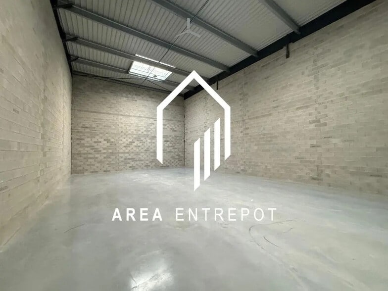 Local d'activités dans Marignane à vendre - Photo de l’immeuble – Image 3 sur 8