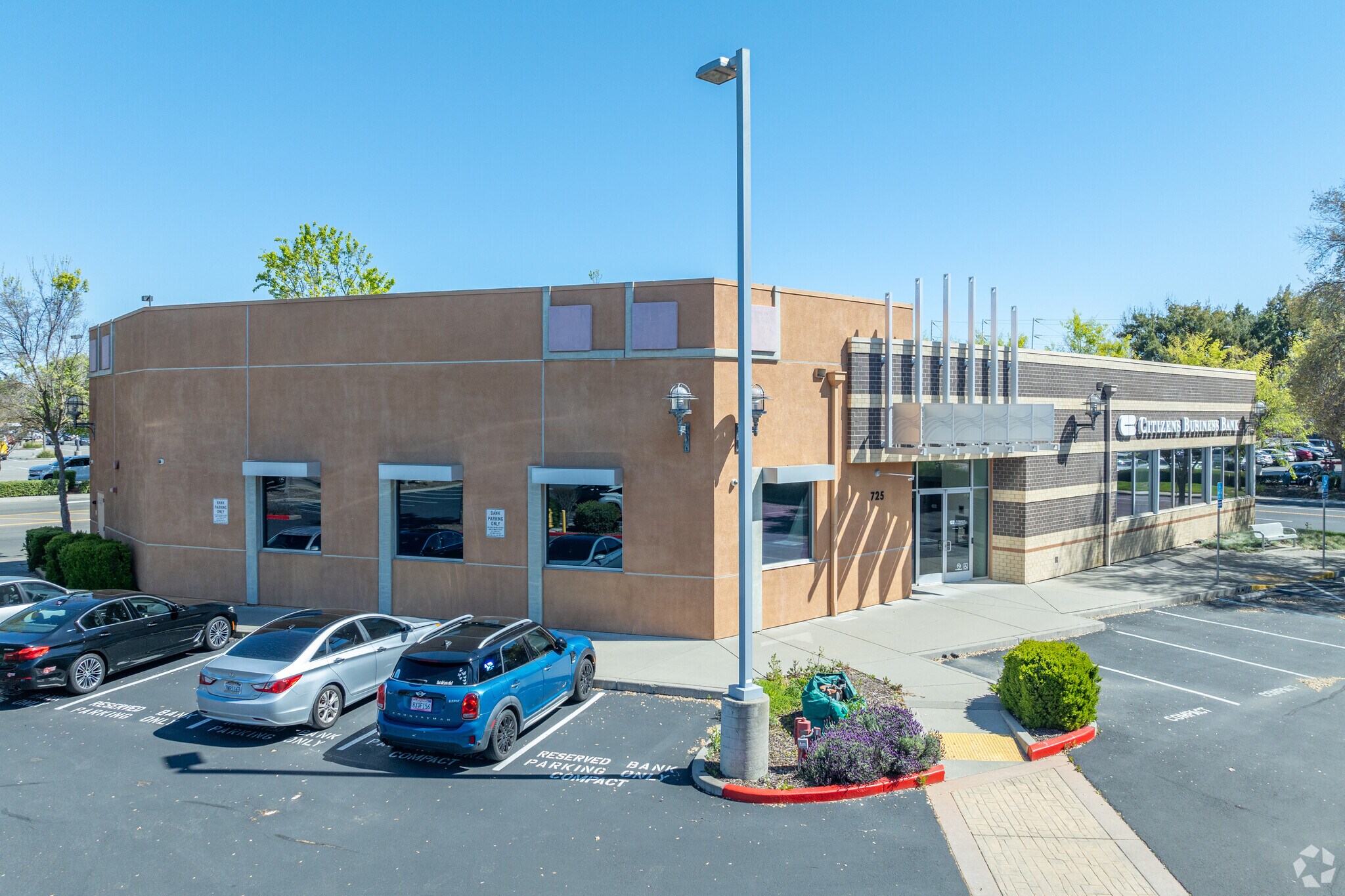 725 Riverpoint Ct, West Sacramento, CA à louer Photo principale– Image 1 sur 15