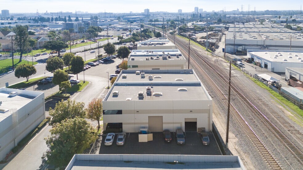 1345 S Lewis St, Anaheim, CA à vendre - Photo de l’immeuble – Image 3 sur 16