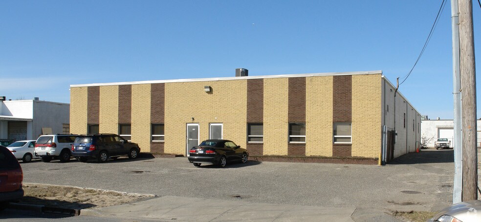 195 S Fehr Way, Bay Shore, NY à vendre - Photo de l’immeuble – Image 2 sur 6