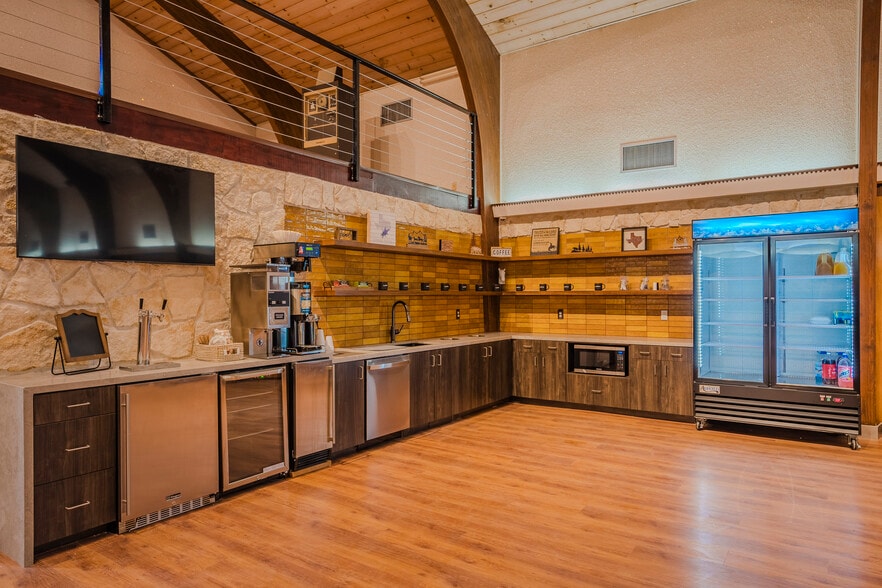 5232 East Fwy, Baytown, TX à louer - Photo intérieure – Image 2 sur 13