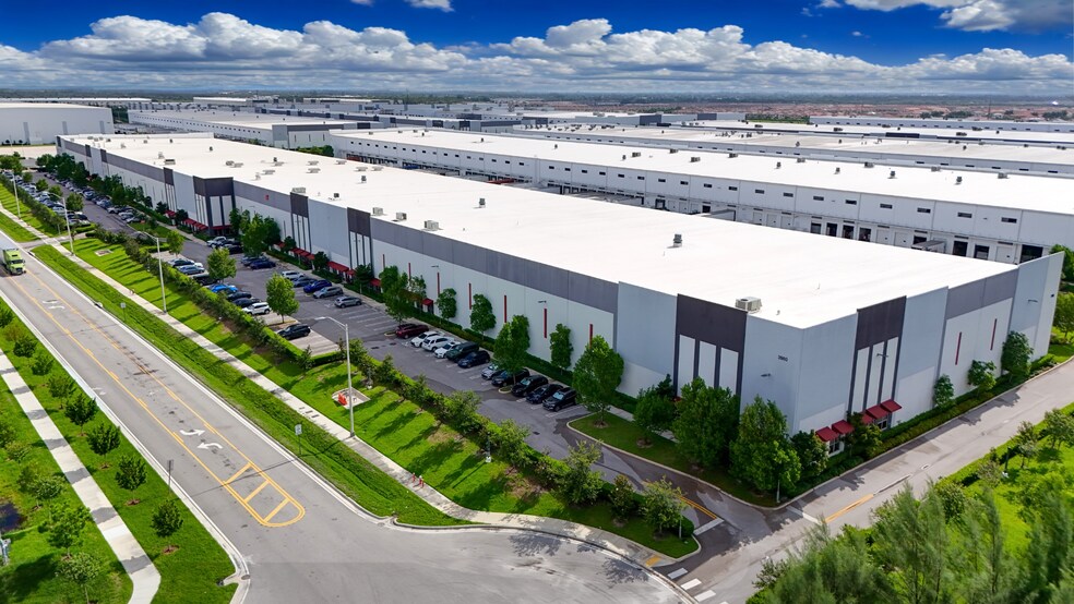 3980 W 104th St, Hialeah, FL à louer - Photo de l’immeuble – Image 2 sur 7