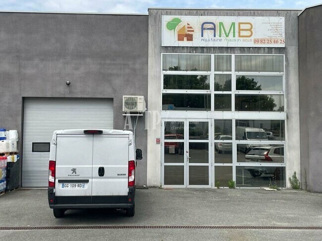 Plus de détails pour Local d'activités à louer
