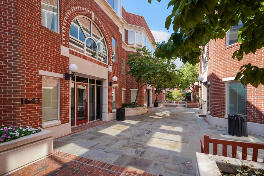 1631-1663 Prince St, Alexandria, VA à louer - Photo de l’immeuble – Image 1 sur 14