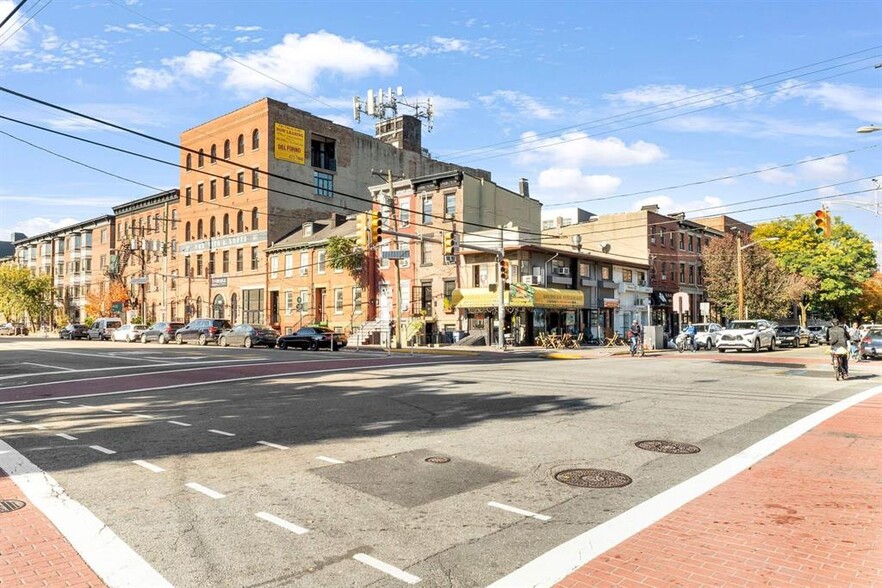 163 Christopher Columbus Dr, Jersey City, NJ à louer - Photo de l’immeuble – Image 1 sur 15