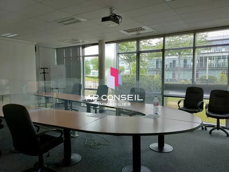 Bureau dans Voisins-le-Bretonneux à vendre - Photo intérieure – Image 2 sur 7