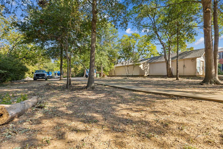 1313 W Abram St, Arlington, TX à louer - Photo de l’immeuble – Image 3 sur 19