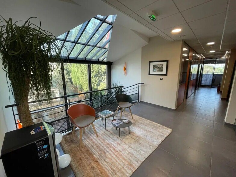 Bureau dans Solliès-Pont à louer - Photo de l’immeuble – Image 1 sur 8