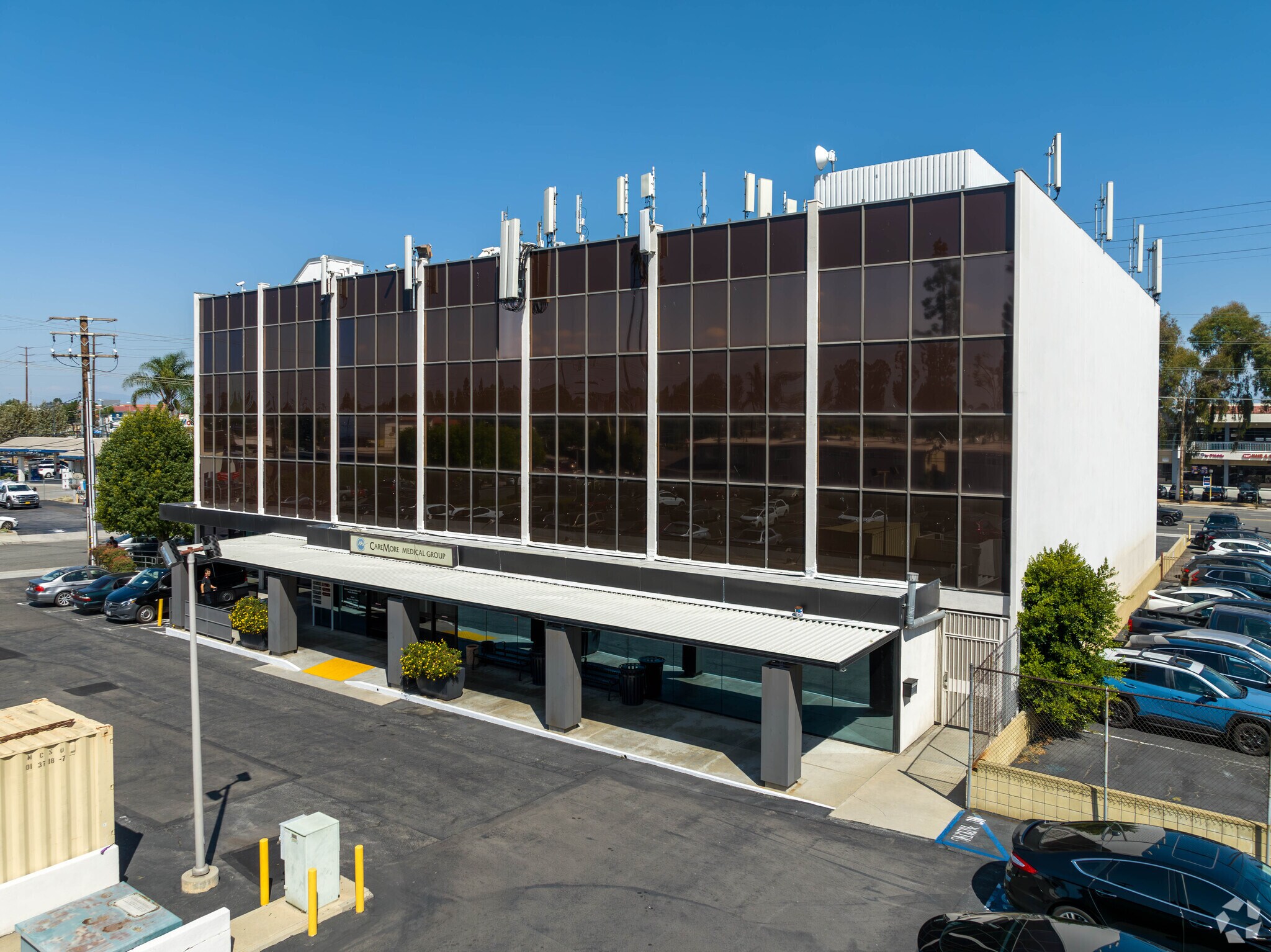 9040 Telegraph Rd, Downey, CA à louer Photo principale– Image 1 sur 9