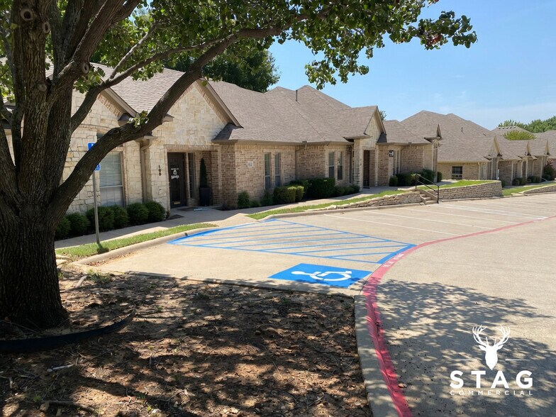 2508-2516 Lillian Miller Pky, Denton, TX à louer - Photo de l’immeuble – Image 2 sur 13