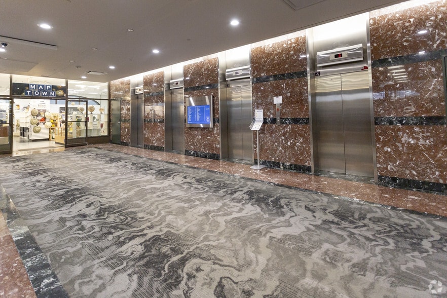 400 5th Ave SW, Calgary, AB à louer - Hall d’entrée – Image 3 sur 7