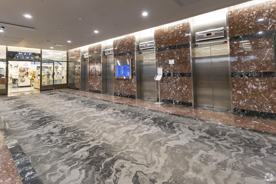 400 5th Ave SW, Calgary, AB à louer - Hall d’entrée – Image 3 sur 7