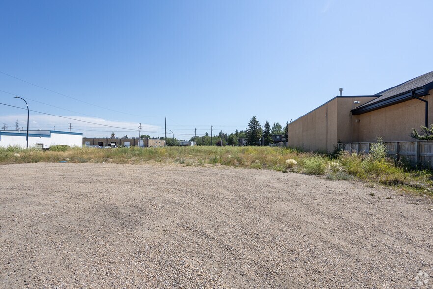7171 50 Av, Red Deer, AB à louer - Photo de l’immeuble – Image 2 sur 7