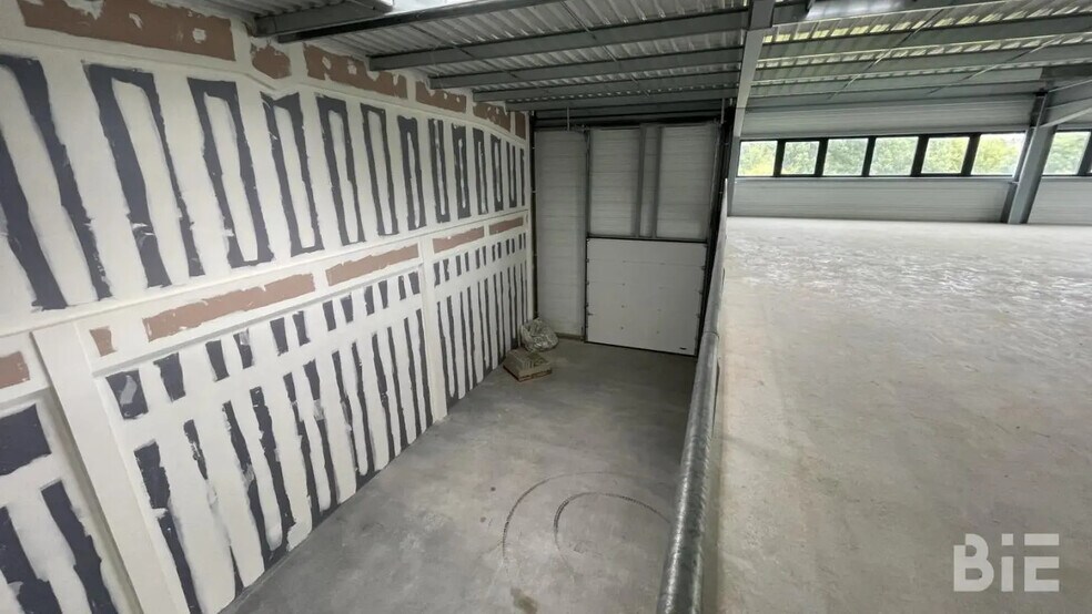 Local d'activités dans Salleboeuf à vendre - Photo de l’immeuble – Image 3 sur 6