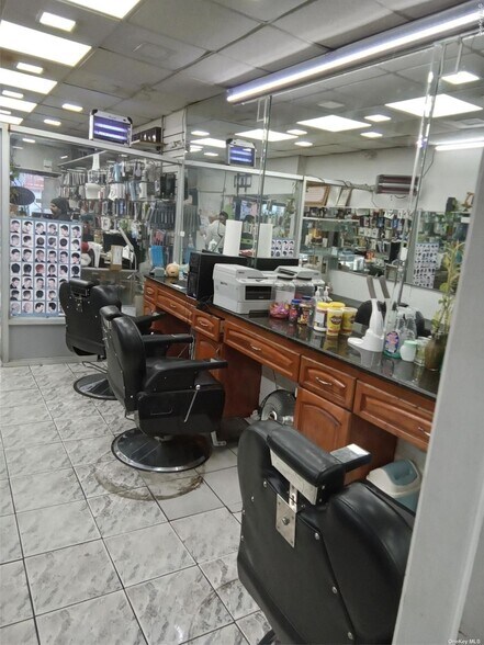 7062 Broadway, Jackson Heights, NY à louer - Photo de l’immeuble – Image 3 sur 10