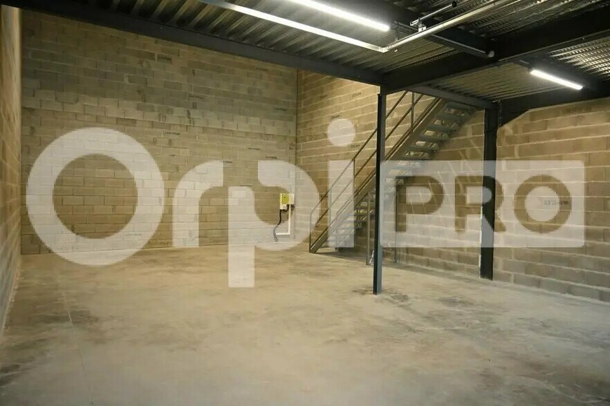 Local d’activités dans Mions à louer - Photo de l’immeuble – Image 3 sur 5