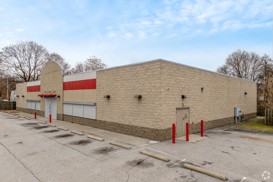 580 Vernon Odom Blvd, Akron, OH à louer - Photo de l’immeuble – Image 3 sur 10