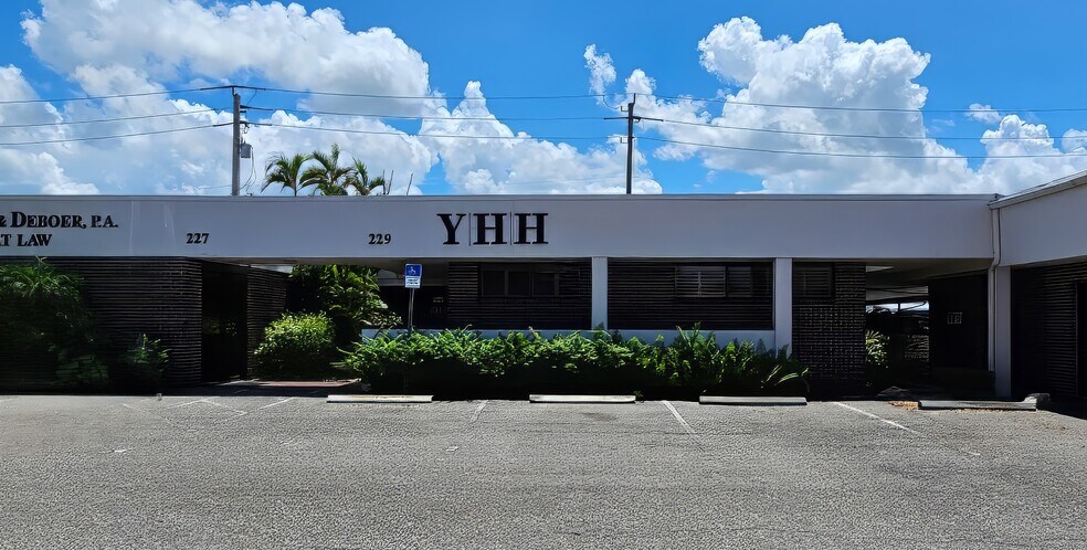 229 Nokomis Ave S, Venice, FL à louer - Photo de l’immeuble – Image 2 sur 19