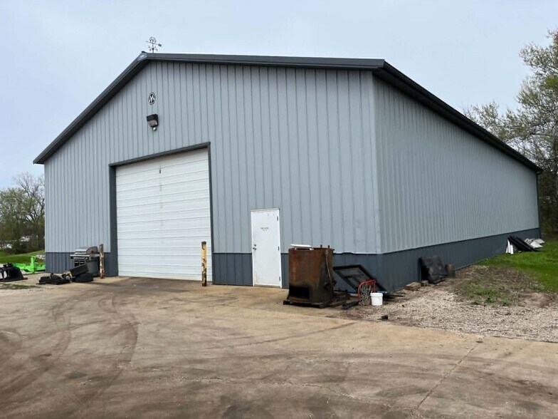 900 Armour Rd, Oconomowoc, WI à vendre - Photo de l’immeuble – Image 3 sur 3