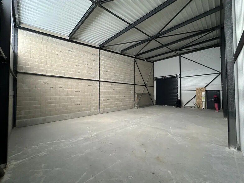 Local d’activités dans Soyaux à louer - Photo intérieure – Image 1 sur 3