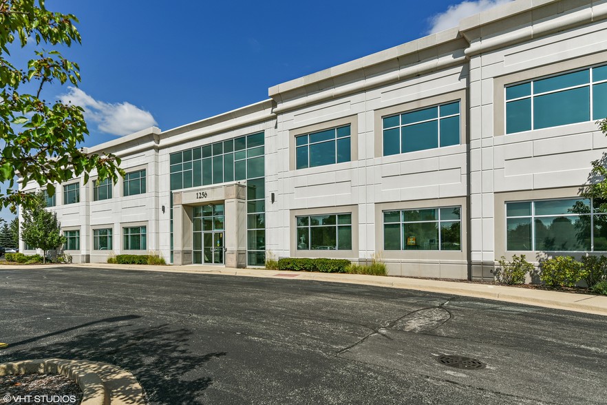 1256 Waterford Dr, Aurora, IL à vendre - Photo de l’immeuble – Image 3 sur 30