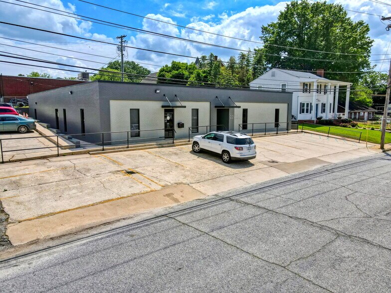 221 W Laurens St, Laurens, SC à louer - Photo de l’immeuble – Image 3 sur 24
