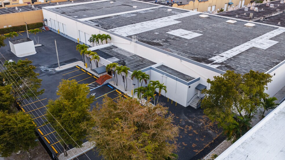 1730 W 38th Pl, Hialeah, FL à louer - Photo de l’immeuble – Image 2 sur 20