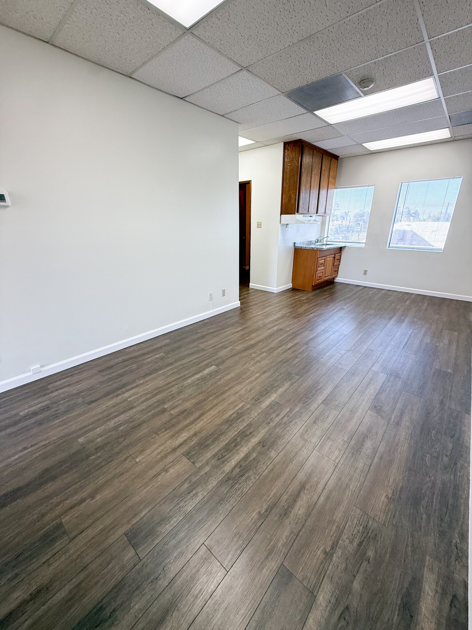 14151 Newport Ave, Tustin, CA à louer Photo de l’immeuble– Image 1 sur 5