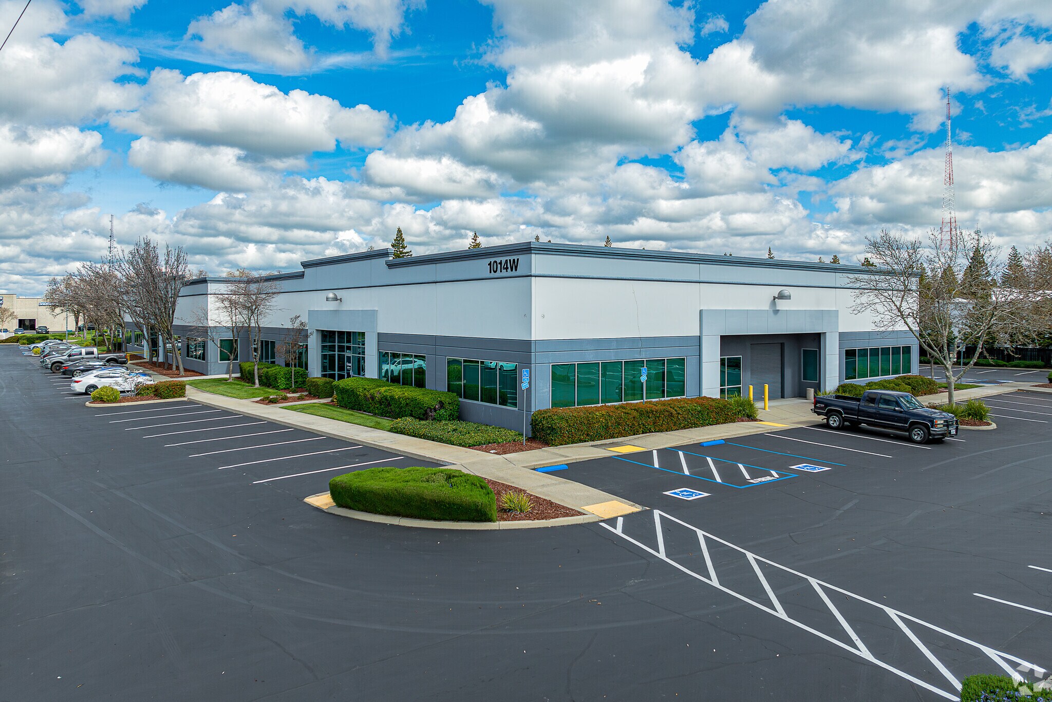 1014 N Market Blvd, Sacramento, CA à louer Photo principale– Image 1 sur 13
