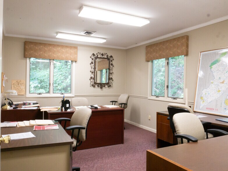 109 W Main St, Clinton Township, NJ à louer - Photo intérieure – Image 3 sur 9