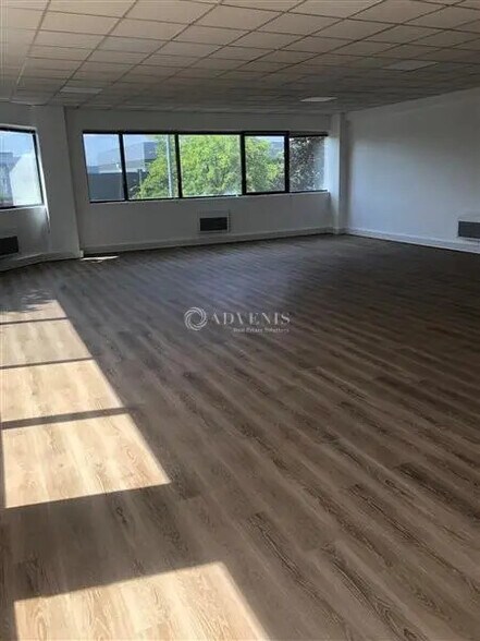 Bureau dans Poissy à louer - Photo de l’immeuble – Image 2 sur 4