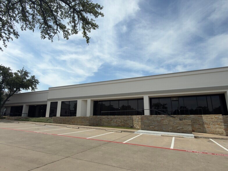 3330 Earhart Dr, Carrollton, TX à louer - Photo de l’immeuble – Image 3 sur 6