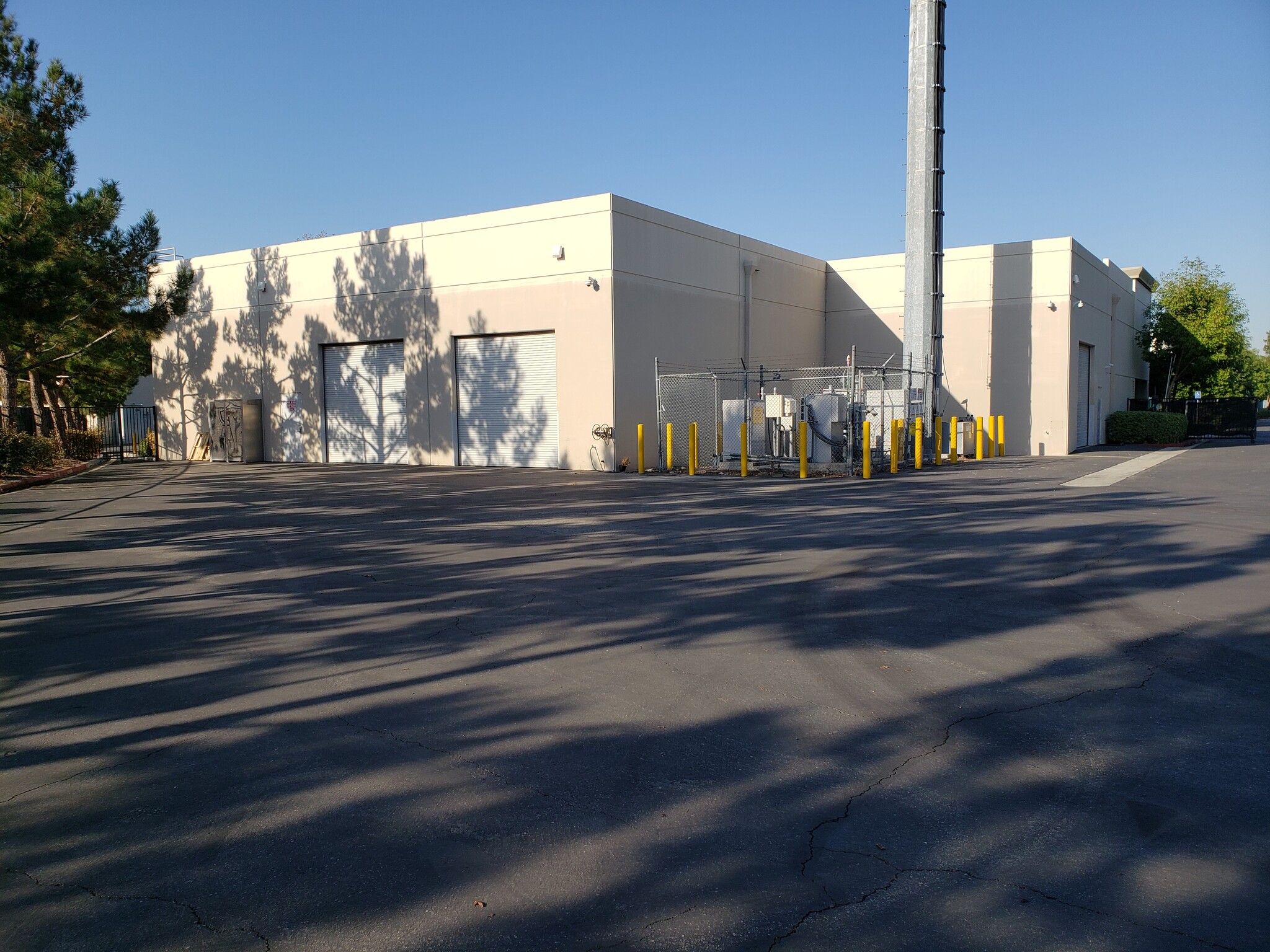 13905 Ramona Ave, Chino, CA à louer Photo de l’immeuble– Image 1 sur 8