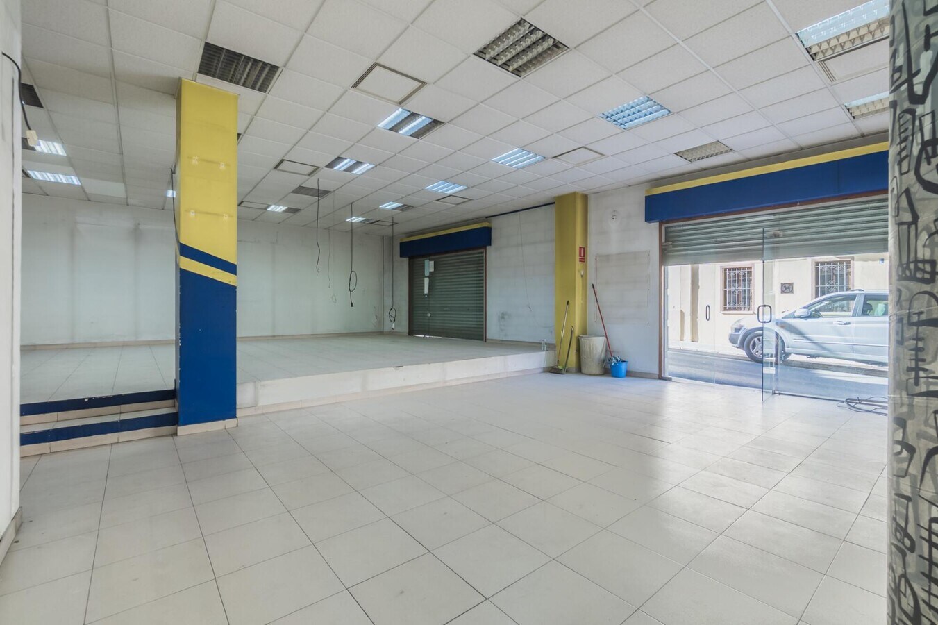 Figueres, GER 17600 - Lot * - - Photo intérieure - Image 1 of 8