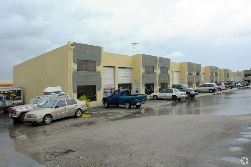 1671 W 38th Pl, Hialeah, FL à vendre - Photo de l’immeuble – Image 2 sur 7