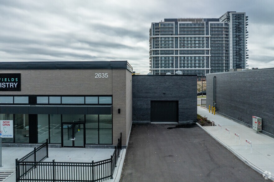 100 Windfields Farm Dr E, Oshawa, ON à louer - Photo de l’immeuble – Image 2 sur 8