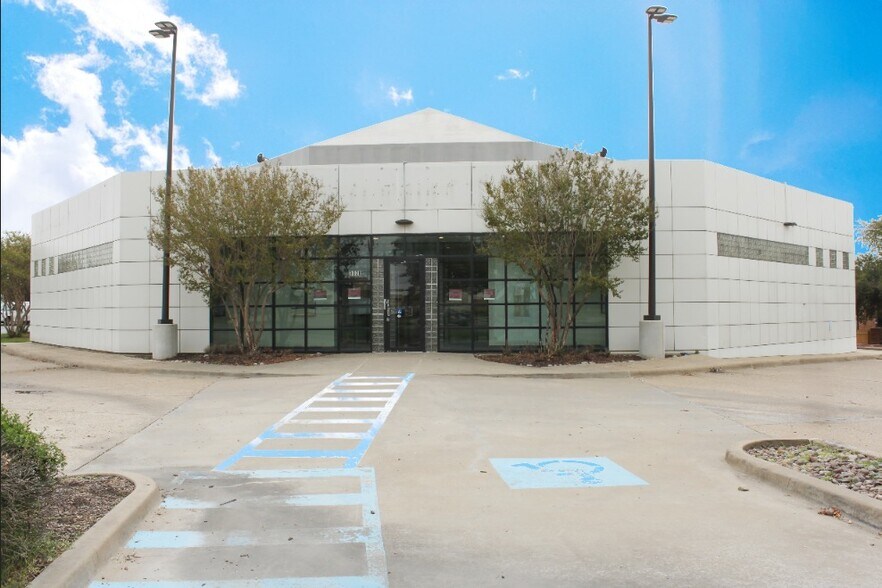 3028 N Josey Ln, Carrollton, TX à louer - Photo principale – Image 1 sur 8
