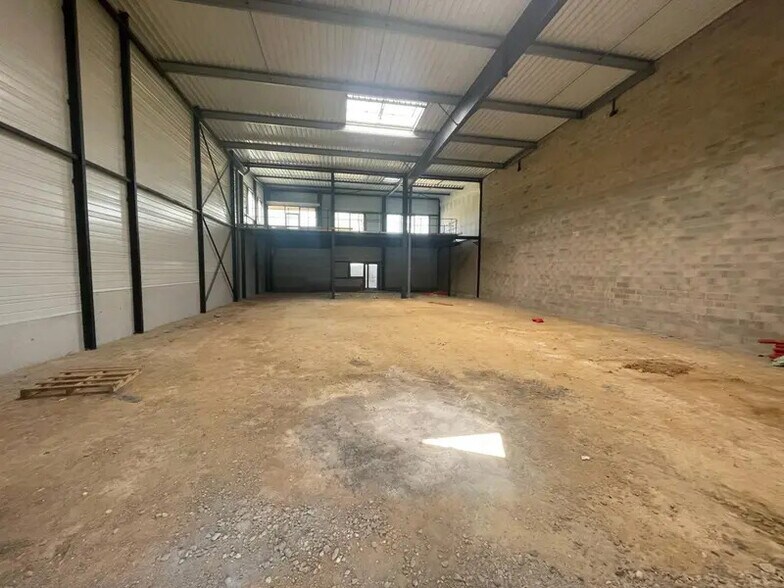Local d'activités dans Marines à vendre - Photo de l’immeuble – Image 3 sur 16