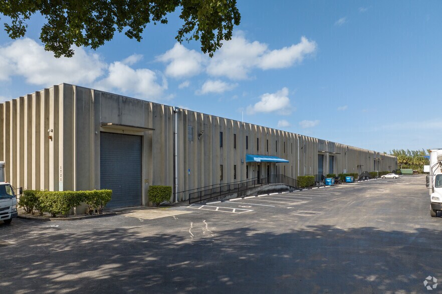 1721-1731 NW 33rd St, Pompano Beach, FL à louer - Photo de l’immeuble – Image 2 sur 7