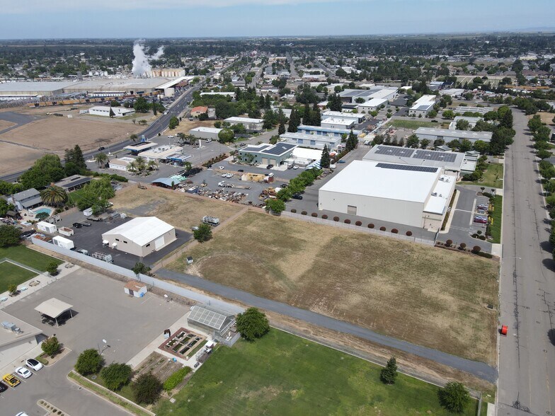 1003 Wakefield Dr, Oakdale, CA à vendre - Photo de l’immeuble – Image 2 sur 5