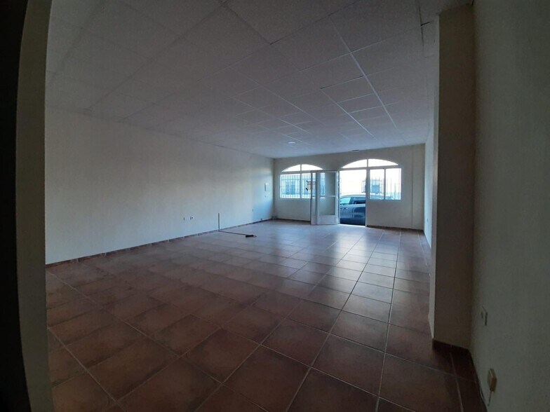 Local commercial dans Malpartida de Cáceres à vendre - Photo de l’immeuble – Image 1 sur 6