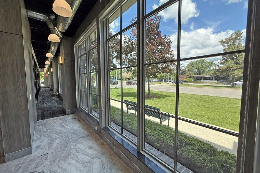 35975 Woodward Ave, Birmingham, MI à louer - Photo intérieure – Image 3 sur 6