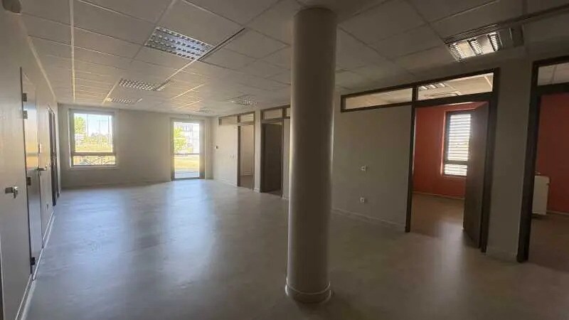 Bureau dans Saran à louer - Photo de l’immeuble – Image 2 sur 5