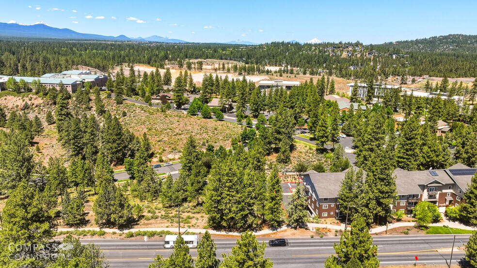 1030 SW Yates Dr, Bend, OR à vendre - Photo de l’immeuble – Image 3 sur 9