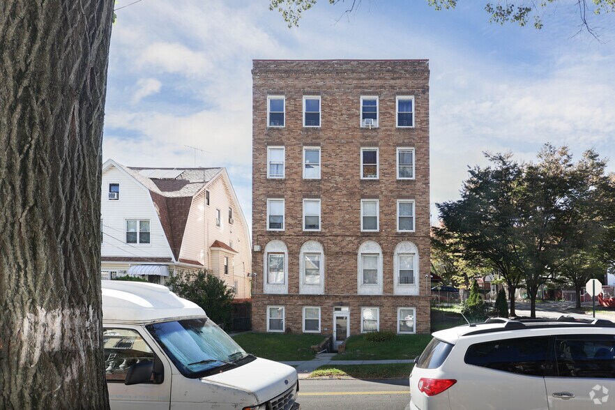 16230 86th Ave, Jamaica, NY à vendre - Photo de l’immeuble – Image 2 sur 7