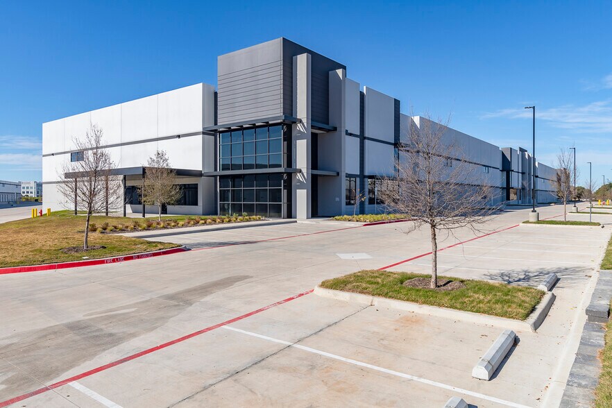4536 W Royal, Irving, TX à louer - Photo de l’immeuble – Image 2 sur 9