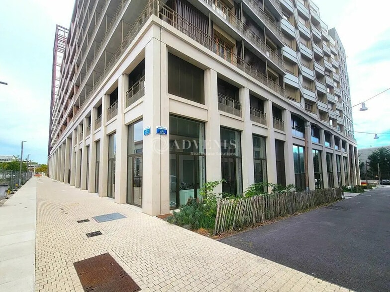 Local commercial dans Saint-Denis à louer - Photo de l’immeuble – Image 1 sur 5