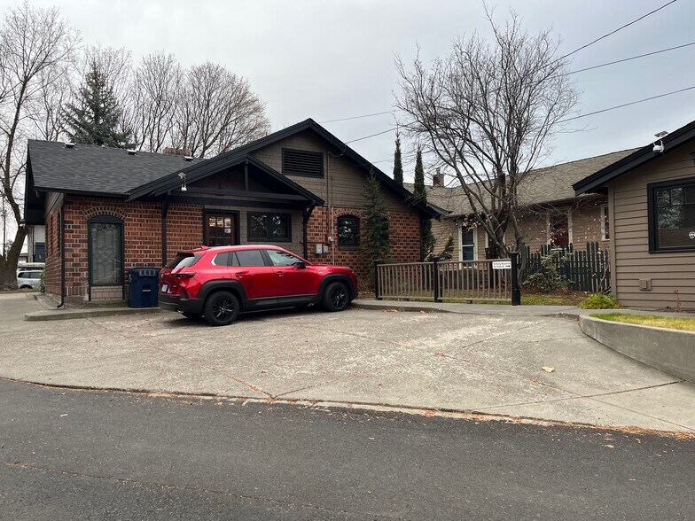 725 NW Broadway St, Bend, OR à louer - Photo de l’immeuble – Image 3 sur 10