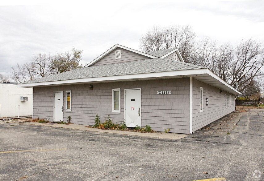 1213 N Ballenger Hwy, Flint, MI à vendre - Photo principale – Image 1 sur 11